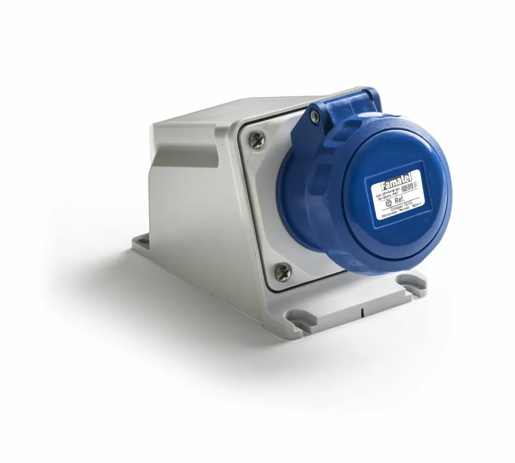 Imagem do produto Tomada industrial de parede 2P+T 6H 220V 16A IP67 Famatel Speed PRO